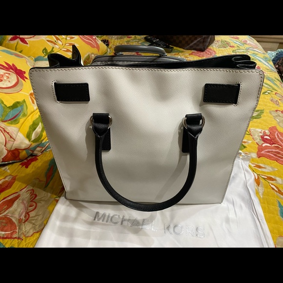 Very Large Michael Kors Tote - Picture 3 of 7